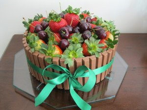 Bolo Cesta de Chocolate com Frutas Vermelhas