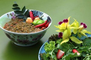 Dahl de lentilhas e salada verde com morangos