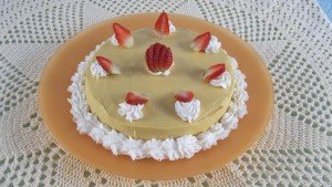 Bolo com mousse e ganache de maracujá