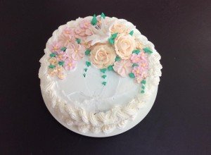 Bolo com Chantily e Flores